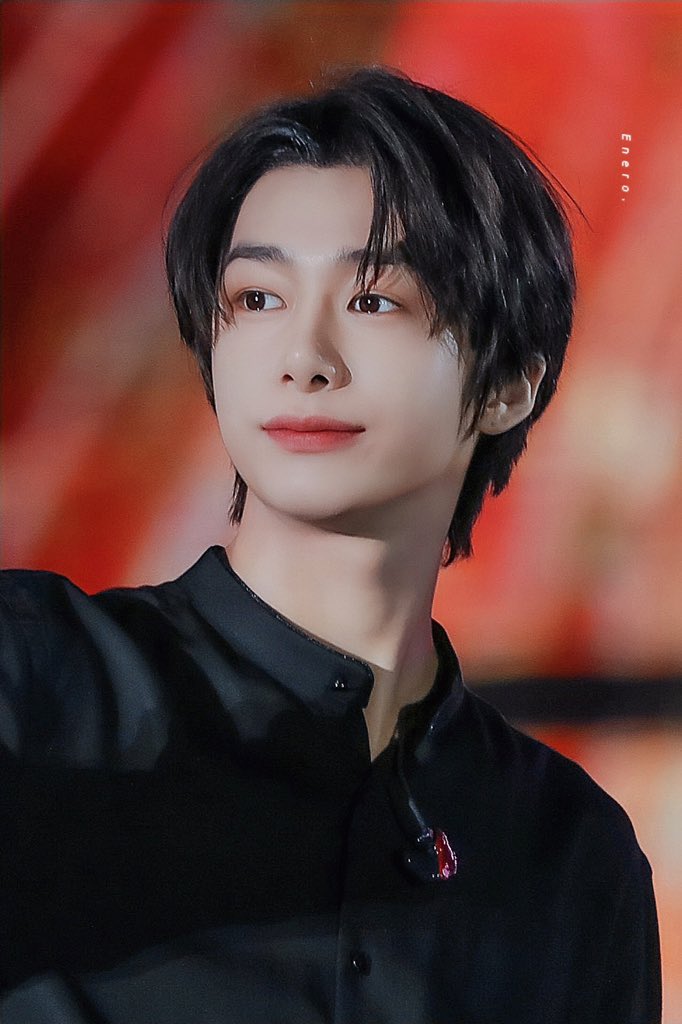 hyungwon 1/2clan: ventruea rich vampire being around 200 years old, considered an elder among vampires. he is in the ruling class, having a high status in the camarilla, but while working along side kihyun, he has changed his views on the camarilla. he is close with shownu,