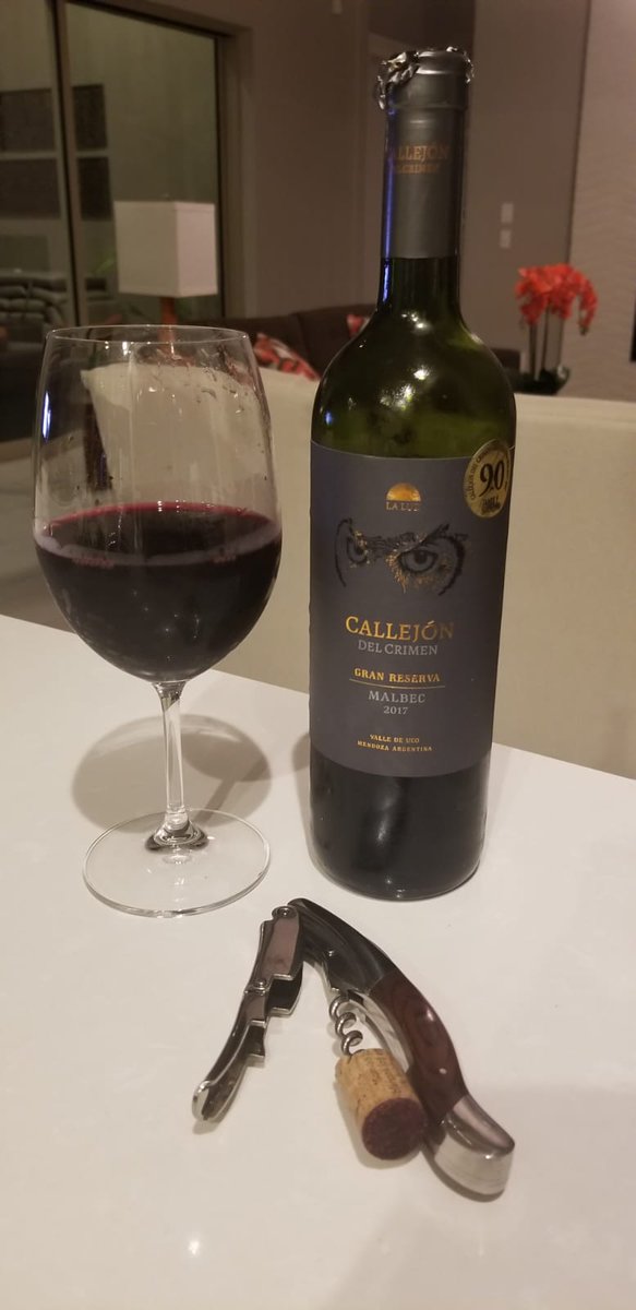 AguilaPica's tweet photo. Brindamos por la vida, por lo que fue por lo que llega .... Vino Callejón del Crimen #GranReserva #Malbec2017🇦🇷 #RojoProfundo #Aroma #Menta #CiruelasMadura 🍷💛🎵🎶 https://t.co/btUaq7lq07