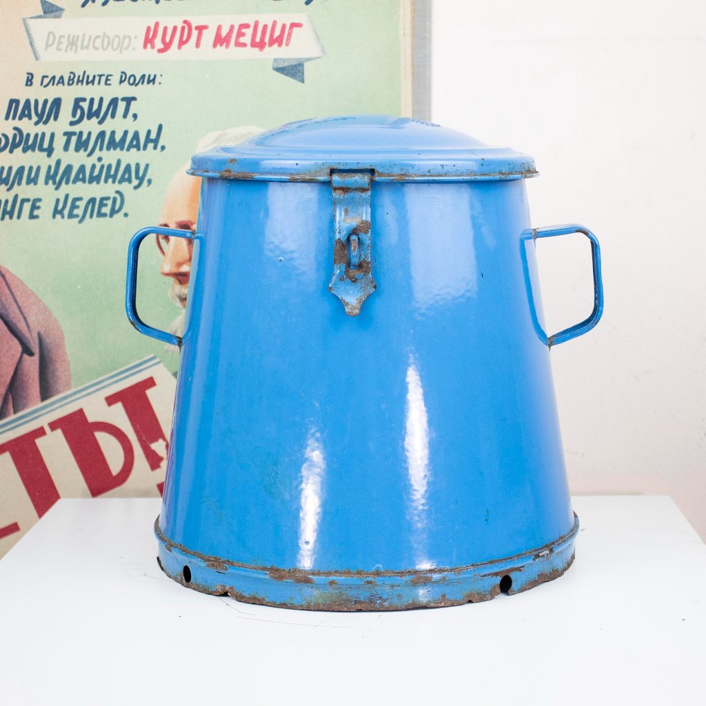 Absolutely beautiful vintage enamel 14-liter storage bin made in Hungary. 
#vintagedecor #vintageshop #farmhouse #enamelpots  #awesomedecor #patina #etsyvintage #etsyvintageshop #etsyfinds

etsy.com/listing/871112…