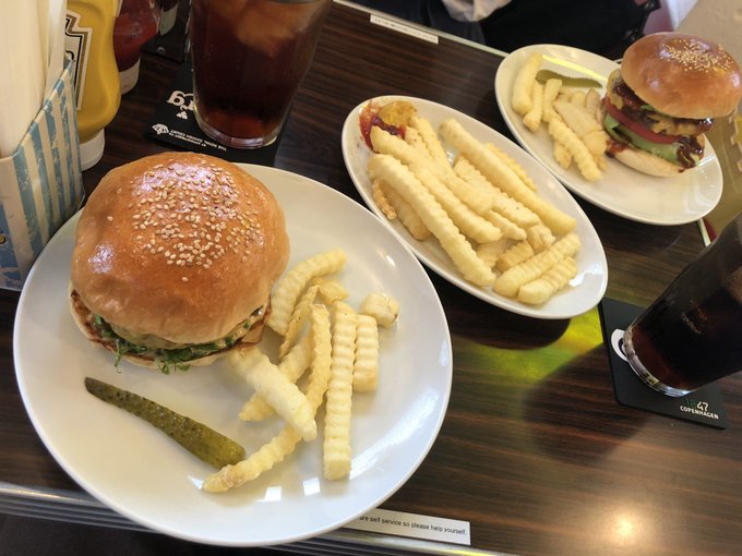 ハンバーガーにサイドメニューでフライドポテト付けたらハンバーガー自体にポテト付いて来て井之頭五郎みたいになった 