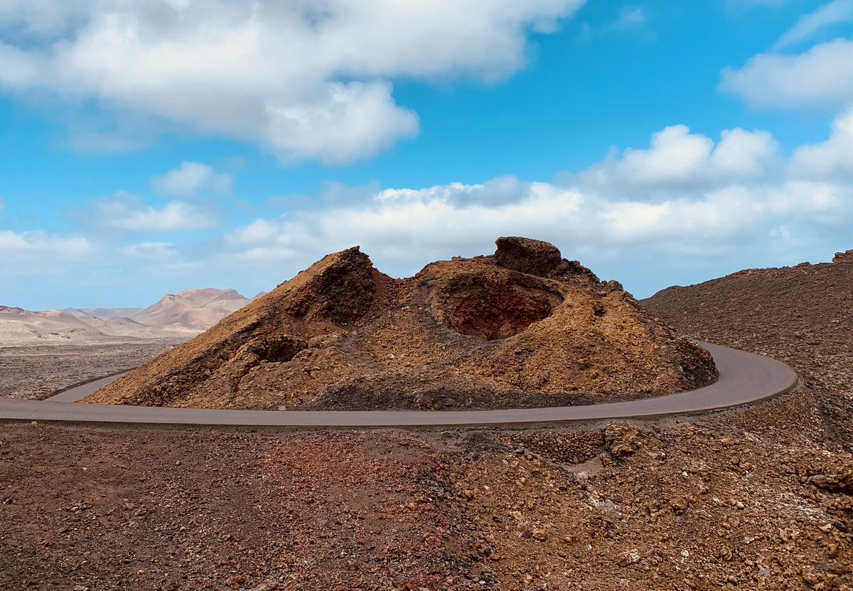 Colegiocaminos's tweet photo. Las carreteras y caminos forman parte de tu vida. Conectan personas, estrechan lazos y unen países

Hoy, #DíaMundialDeLaCarretera, rendimos tributo a los que trabajan en su estado y conservación y quienes las transitan contribuyendo al desarrollo económico y social

#WorldRoadDay https://t.co/E6KtorGjSn