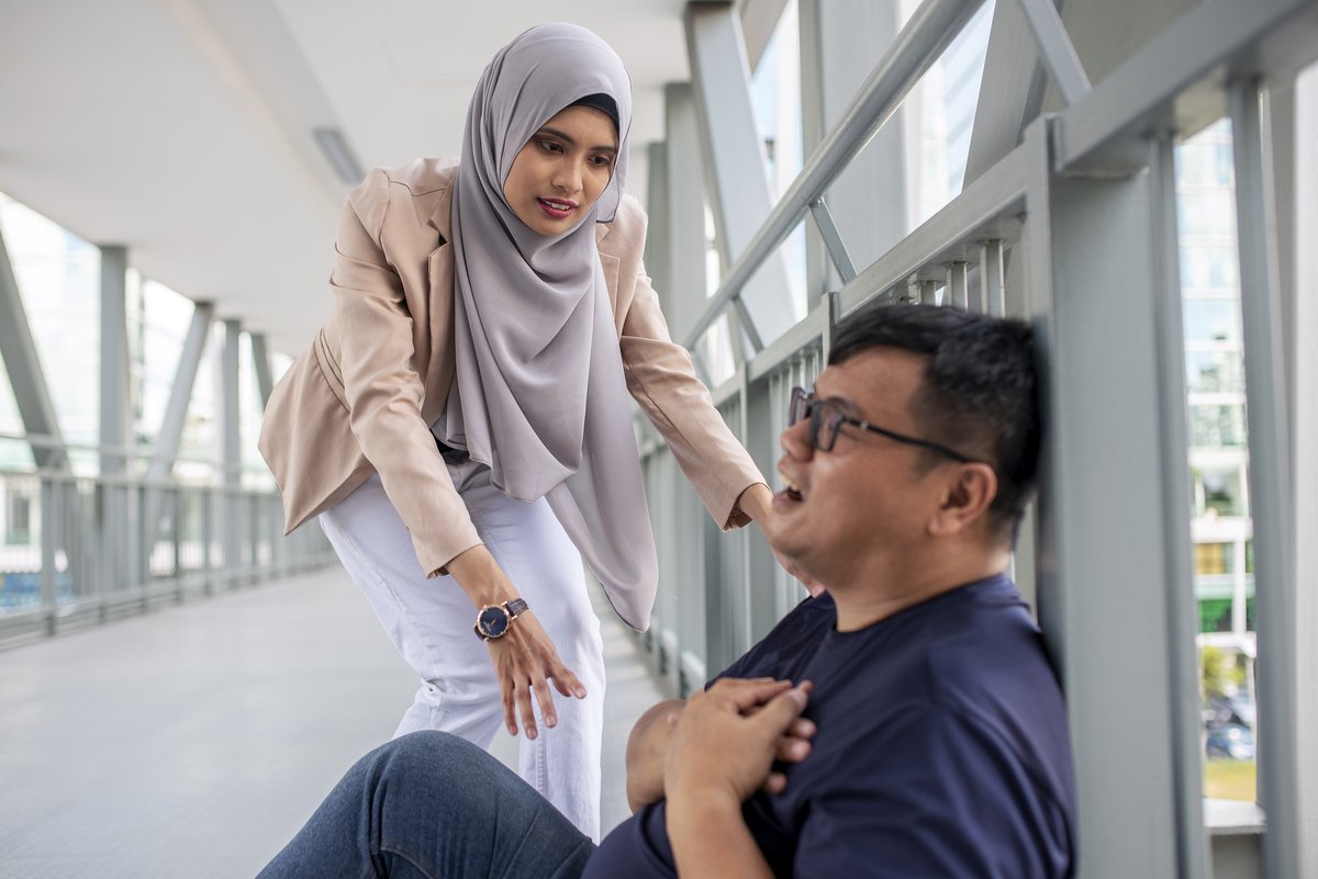 What to do if someone has a heart attack? In any case, call your local emergency number first and stay with the person until the emergency doctor arrives. Contact us for more information on special rehab and follow-up treatments. #schoenclinic #heartattack