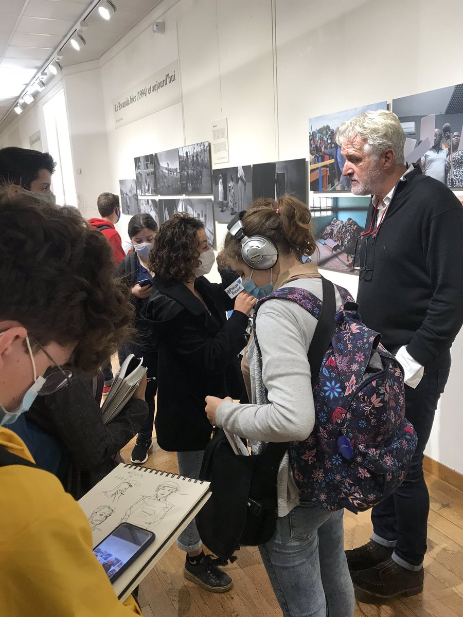 Les élèves de <a href="/PressePrevert/">L'Atelier médias / Jacques a dit !</a> interviewés par <a href="/TV5MONDE/">TV5MONDE</a> lors de l’expo Imagine : reflections on peace, lors du <a href="/PrixBayeux/">Prix Bayeux Calvados-Normandie</a> #PBCN2020 / ils en profitent pour interviewer @garyknightvii commissaire d’exposition / à retrouver dans le 64 minutes du 10/10 : information.tv5monde.com/les-jt/64-minu…