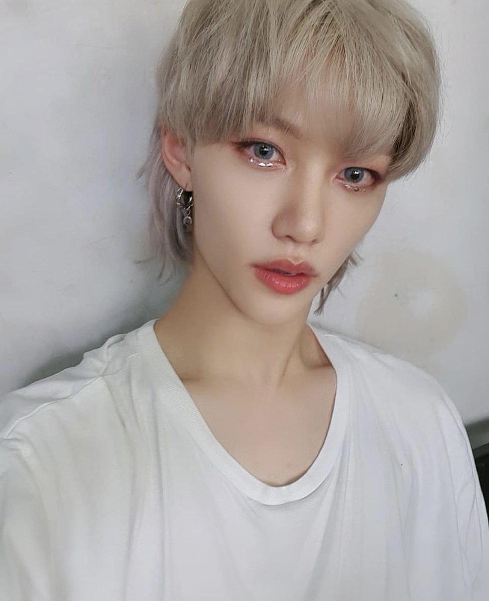 —lee felix but as you scroll the thread, he grows older ♡