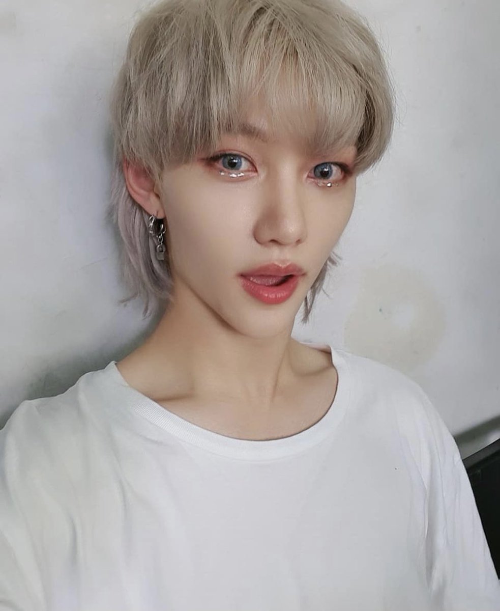 —lee felix but as you scroll the thread, he grows older ♡