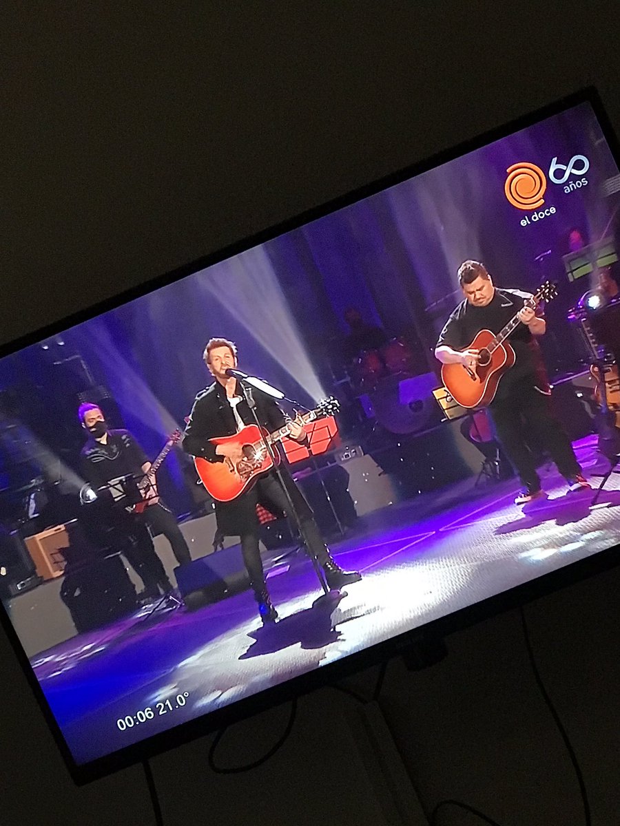 Chivi_dv's tweet photo. Primer momento de paz que tengo hace 2 meses. Deje a hijo dormido con el padre. Ruego que no se despierte así puedo disfrutar de esto 😍 @AxelOficial en @ElDoce https://t.co/SzXY6OoFS4