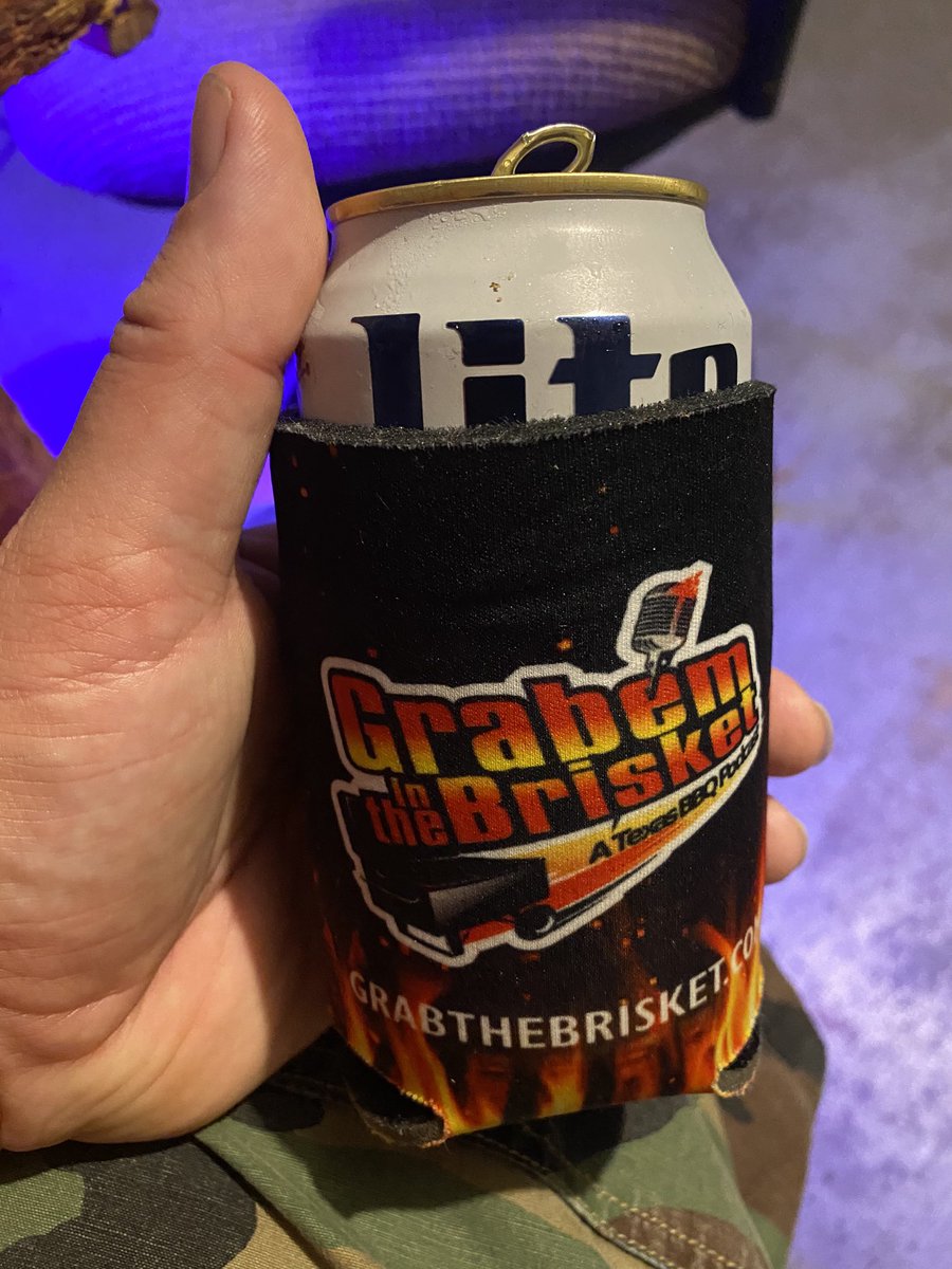 Grabthebrisket's tweet photo. @ivangamboa70 @MillerLite Cheers yβall! #coolienation https://t.co/Lu7IELCz2x