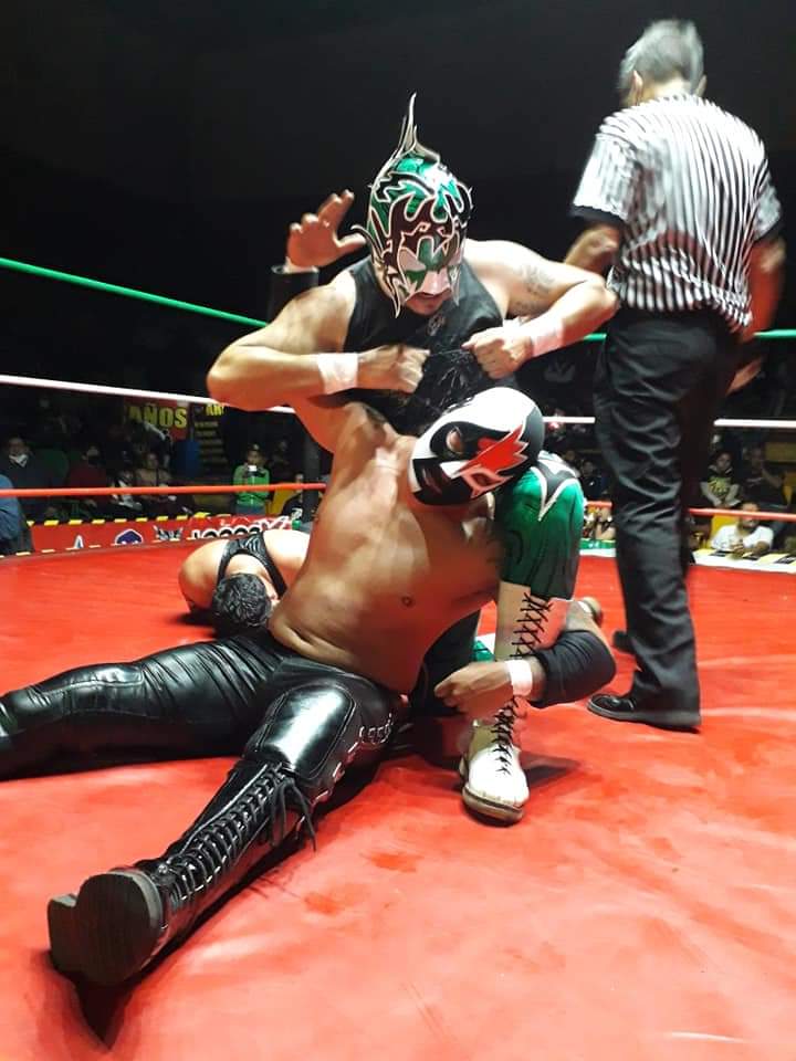 LaTijeraLucha's tweet photo. Duelo en relevos sencillos entre @supernovaindy y #AsCharroNuevaGeneracion, donde el de Ciudad Juárez se desespera,faulea y le quita la máscara al hijo del #Texano (QEPD), por lo que son descalificados #Akantus y #RiderDinamik haciendo explotar a la gente en #ArenaNeza
#latijera https://t.co/MBN8ERNc9F