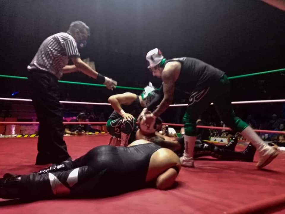 LaTijeraLucha's tweet photo. Duelo en relevos sencillos entre @supernovaindy y #AsCharroNuevaGeneracion, donde el de Ciudad Juárez se desespera,faulea y le quita la máscara al hijo del #Texano (QEPD), por lo que son descalificados #Akantus y #RiderDinamik haciendo explotar a la gente en #ArenaNeza
#latijera https://t.co/MBN8ERNc9F