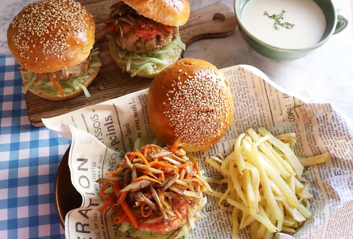 すぎやまかふん A Twitter おうちでベジバーガー きんぴら トマト味噌 大豆ミートのハンバーグ キャベツをサンド 付け合わせのポテトはノンフライヤーでカロリーオフ バンズはクックパッドにのっていた30分で出来る不思議レシピで つくりました 食べたい