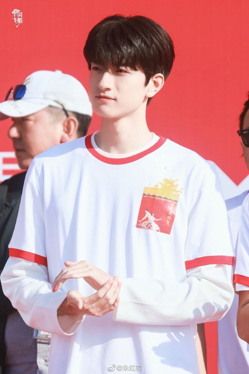 오늘 크랭크인한 드라마昔有琉璃瓦석유유리와. 문화재 복원사와 변역가의 사랑이야기. 진옥기 임일 안자동 추정위 주연. 진옥기는 추정위와 이...