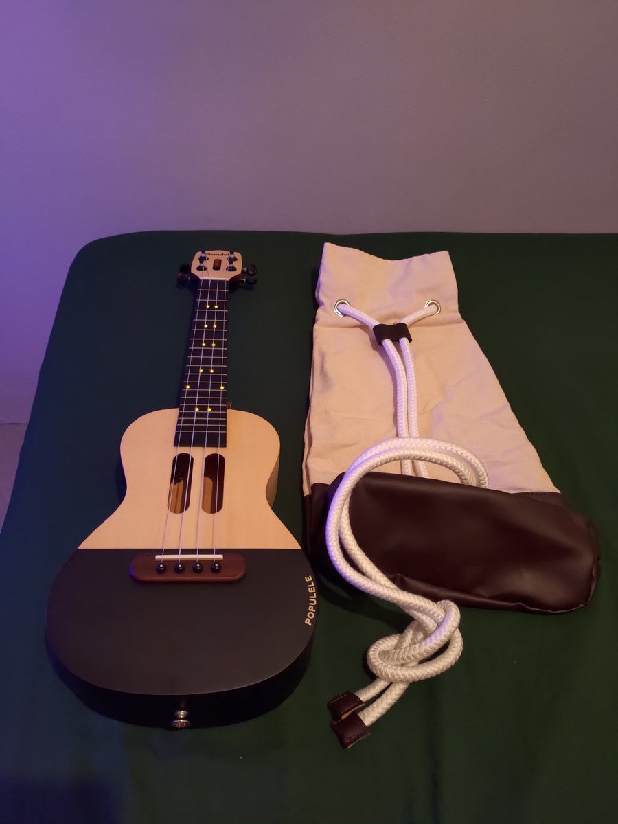 andreqve's tweet photo. 3. Xiaomi Smart Ukulele; Populele.
Mulai aneh, brand smartphone kok jualan alat musik, ngaku smart lagi.

Tapi benar adanya, ini ukulele agak smart. Dia connect ke apps dan ada guiding lamp yg ngasi tau kita harus mencet dimana aja untuk masing-masing chord. https://t.co/J7AbpfMEMh