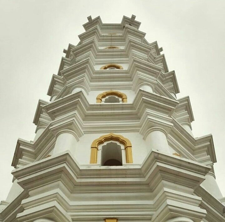 A seven-story Deepstambha adorns the temple and adds to its beauty. The temple looks more beautiful at night due to a large number of lamps which are illuminated during the night time. A grand Nandi welcomes the visitors to the temple of Lord Shiva.