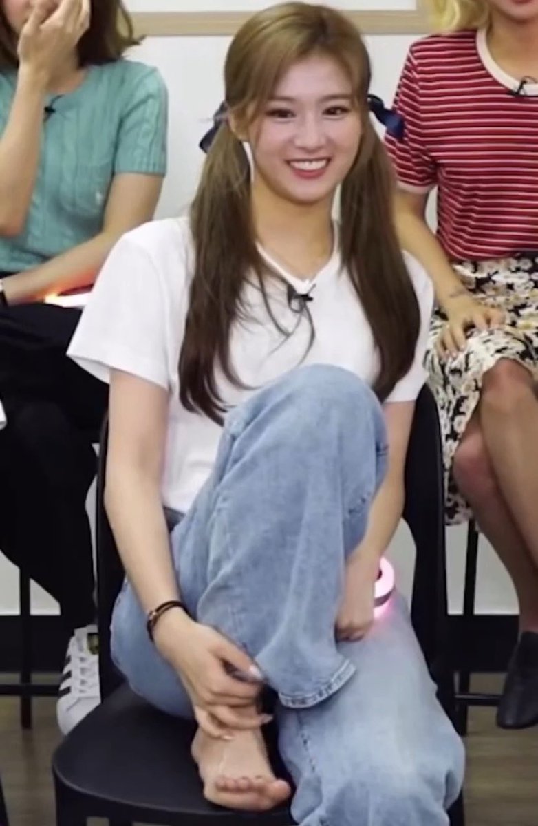 足指裏キシリ Twice サナ 足裏ベスト4 サイズ 23cm 裸足が好きなサナはよく足 を見せてくれます 少し黄色っぽい細長い足裏してますね 足裏 足裏フェチ 足指裏 足指 Twice サナ 湊崎紗夏 韓国