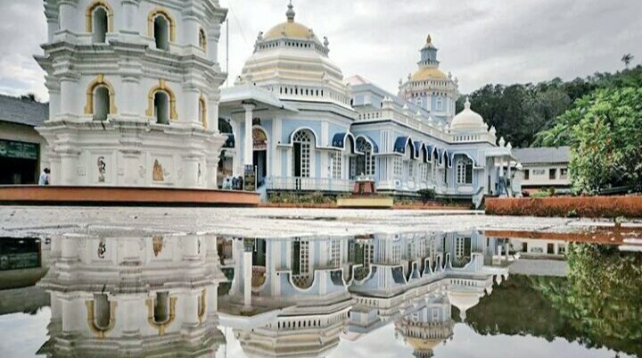 They carried the linga to Gomantaka and settled at Mormugao, on the bank of Zuari river and then a temple was established here to worship Lord Shiva in the form of Lord Mangesh.