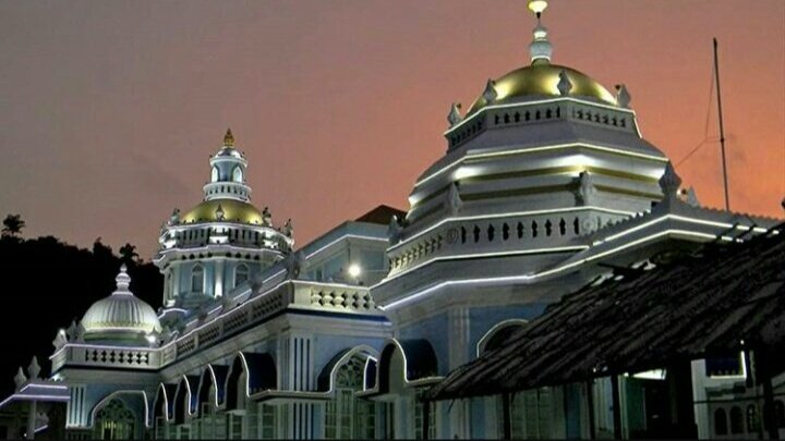 Soon, this area came under the rule of the Portuguese and in 1560, when the Portuguese started Christian conversions in Mormugao, the Saraswats of Vatsa Gotra moved the Mangesh Linga from the original site to its present location at Mangeshi temple to protect Shiv Linga.