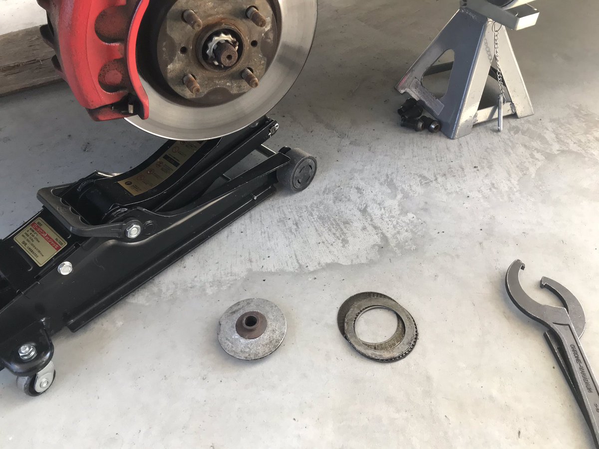 たつや 久々のスラストベアリングのメンテナンス 久々過ぎて車高調のロアシート固着してて左側しか出来ませんでした