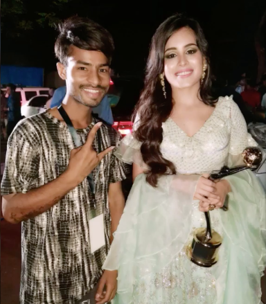 A year ago today Rhea Sharma getting dolled up and with a fan. #goldawards2019 #RheaSharma