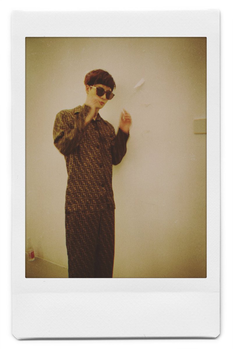 tuanxcoco's tweet photo. 201011 Team Wang’s Weibo Update (1/2)

“How to take pictures before switching off the lights, please make reference to @JacksonWang852’s poses while taking pictures🍓”

#Jackson #JacksonWang #王嘉尔 #잭슨 #TEAMWANG 
@GOT7Official #GOT7 #갓세븐 https://t.co/RAkl52CqBc
