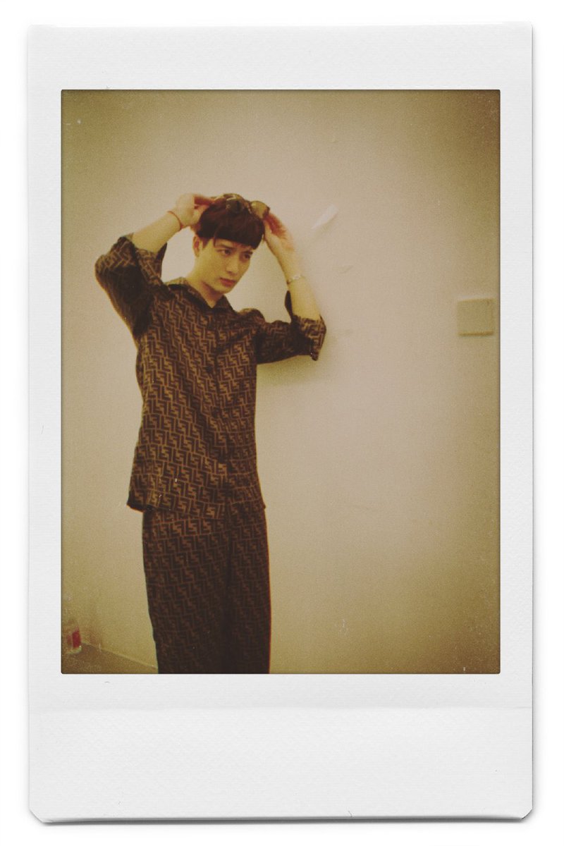tuanxcoco's tweet photo. 201011 Team Wang’s Weibo Update (1/2)

“How to take pictures before switching off the lights, please make reference to @JacksonWang852’s poses while taking pictures🍓”

#Jackson #JacksonWang #王嘉尔 #잭슨 #TEAMWANG 
@GOT7Official #GOT7 #갓세븐 https://t.co/RAkl52CqBc