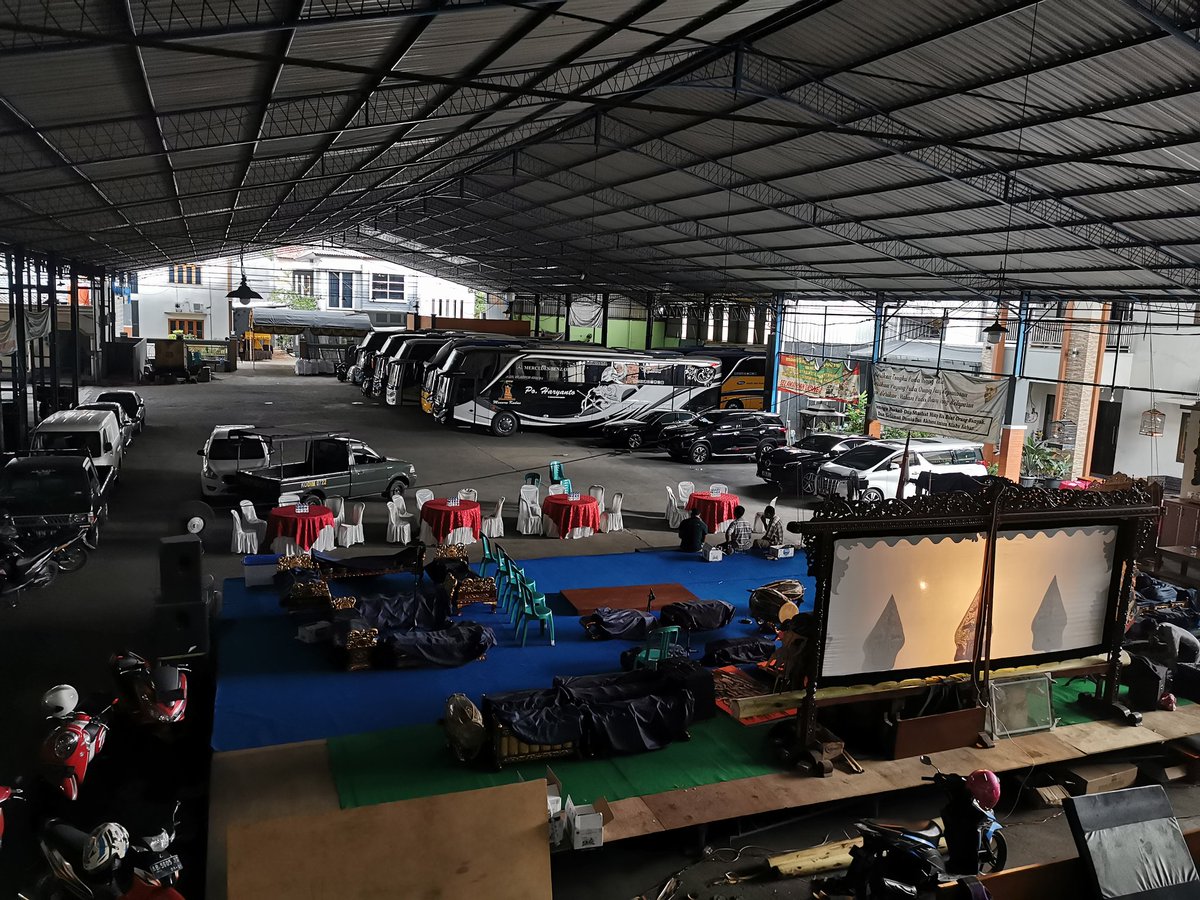 Karena garasi ngembal sudah jadi Medan magnet tersendiri bagi para bismania.
Semoga di salah satu sudut garasi bisa dibikin museum bis khususnya PO Haryanto. Aamiin
Min <a href="/Haryanto_Mania/">Haryanto Mania</a>
#menoroOraOnoMundure
#garasi
#LigaMalamSenin