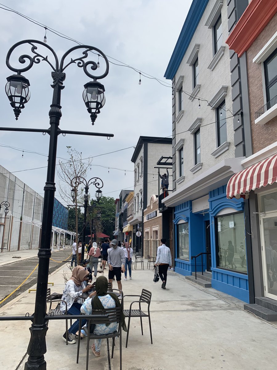 adriansyahyasin's tweet photo. Di Tangerang lagi rame pedestrian walk Flavor Bliss yg mengubah parkiran jadi deret toko dengan alfresco nyaman untuk jalan kaki dan buat nongkrong di luar

Kalo ternyata bisa dan populer untuk bangun begini kenapa developer tetep kekeuh u/ bangun model ruko+parkir yg boring itu? https://t.co/8U2kOQxVop