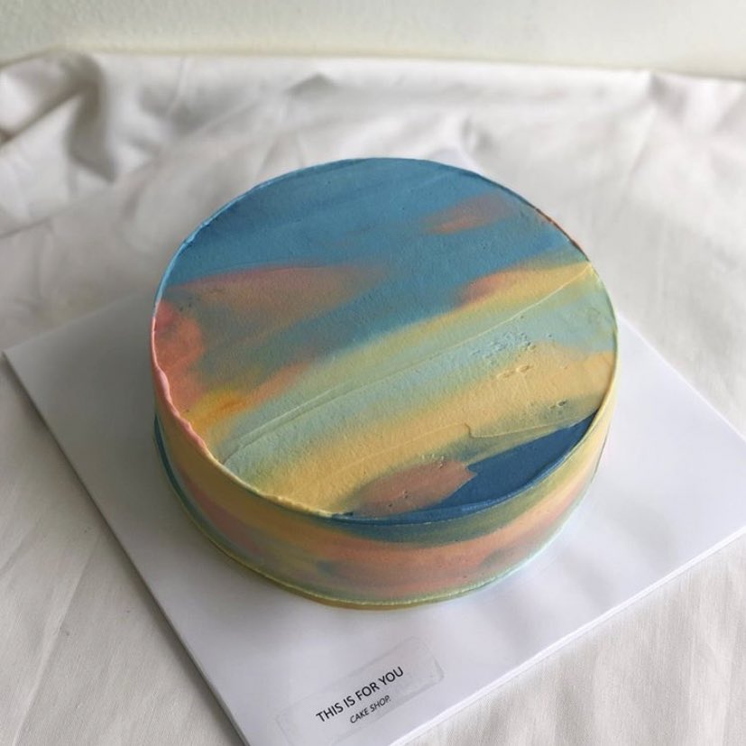 เป็นเค้กที่ไม่มีอะไรมากแต่ดูสวยเพราะการใช้สีของเค้าอะ ชอบมาก จากร้าน thisisforyou.cake ที่เกาหลี