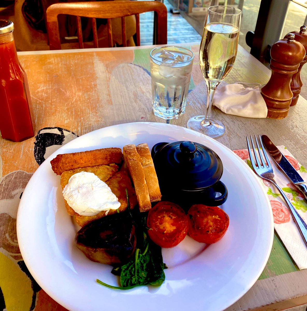 VickyJaycock's tweet photo. Option 1. Sit in and moan about restrictions stopping households socialising, meaning even living on my own I can’t see friends or family .....
Option 2. Table for one 🙋🏼‍♀️every damn day across our amazing city restaurants #citycentreliving #proseccosundays #brunch #myliverpoolhome https://t.co/yVxEVAGOVZ