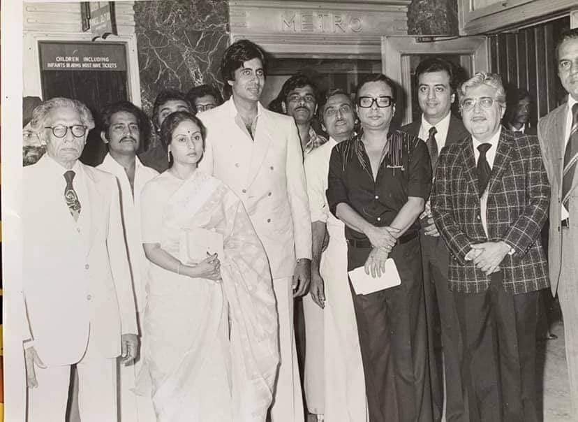 SJFansAssnCal's tweet photo. बाएं से #हरिवंशरायबच्चनजी, जया, अमिताभ, आर.डी. बर्मन, अजिताभ, एन एन सिप्पी एवं शक्ति सामंत 

A memorable picture for #AmitabhBachchan fans on his birthday today.

This photo Courtesy #NNSippyProductions' https://t.co/XFAx21MDwn