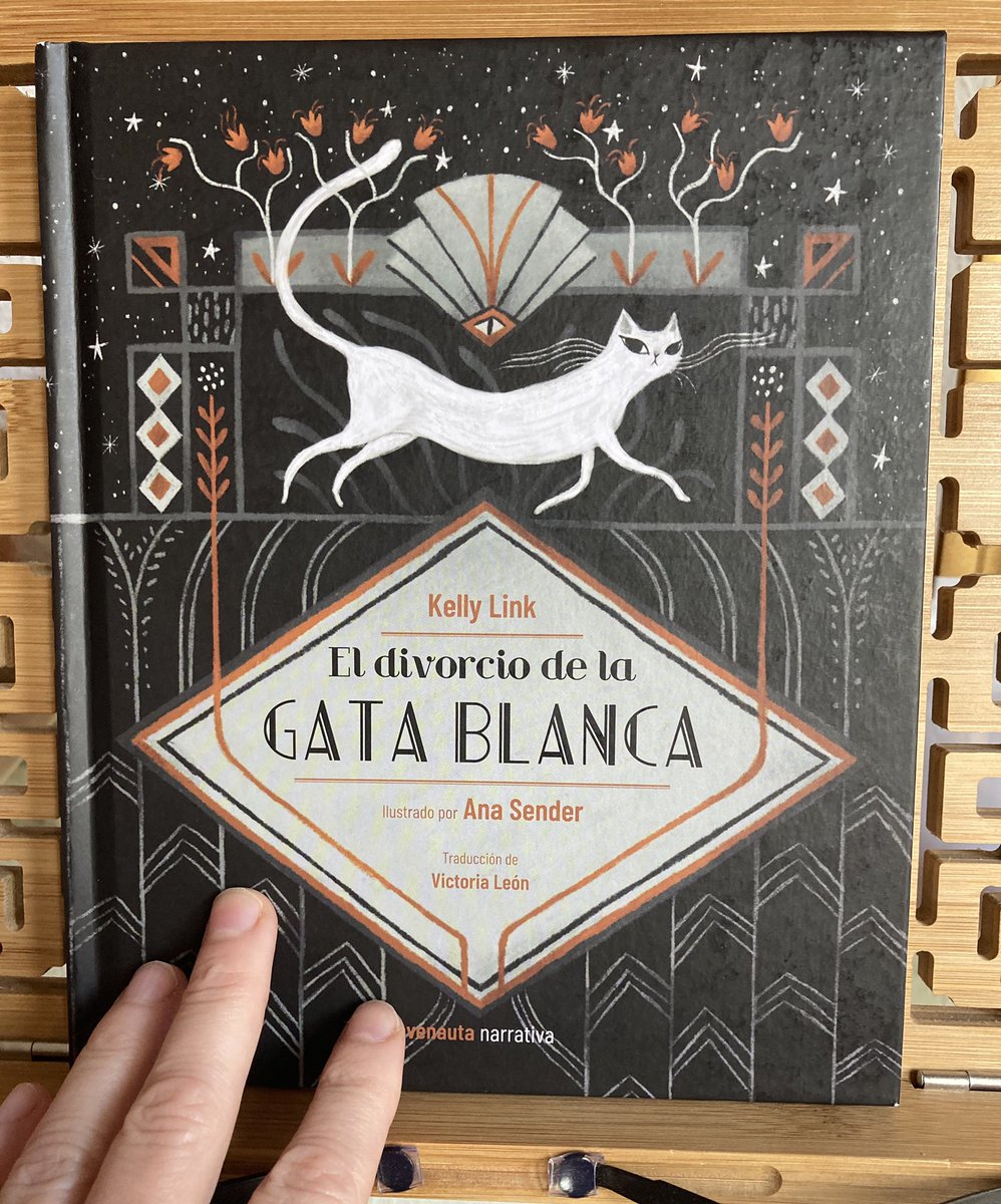Cuando a veces tienes q #leerportrabajo te encuentras con esta fábula maravillosa donde gatos parlantes cultivan marihuana y una gata blanca... mejor os animo a que leáis #eldivorciodelagatablanca de #kellylink e ilustrado por <a href="/AnaSender/">Ana Sender</a> #quéleemoslasbibliotecarias <a href="/avenauta/">Editorial Avenauta</a>