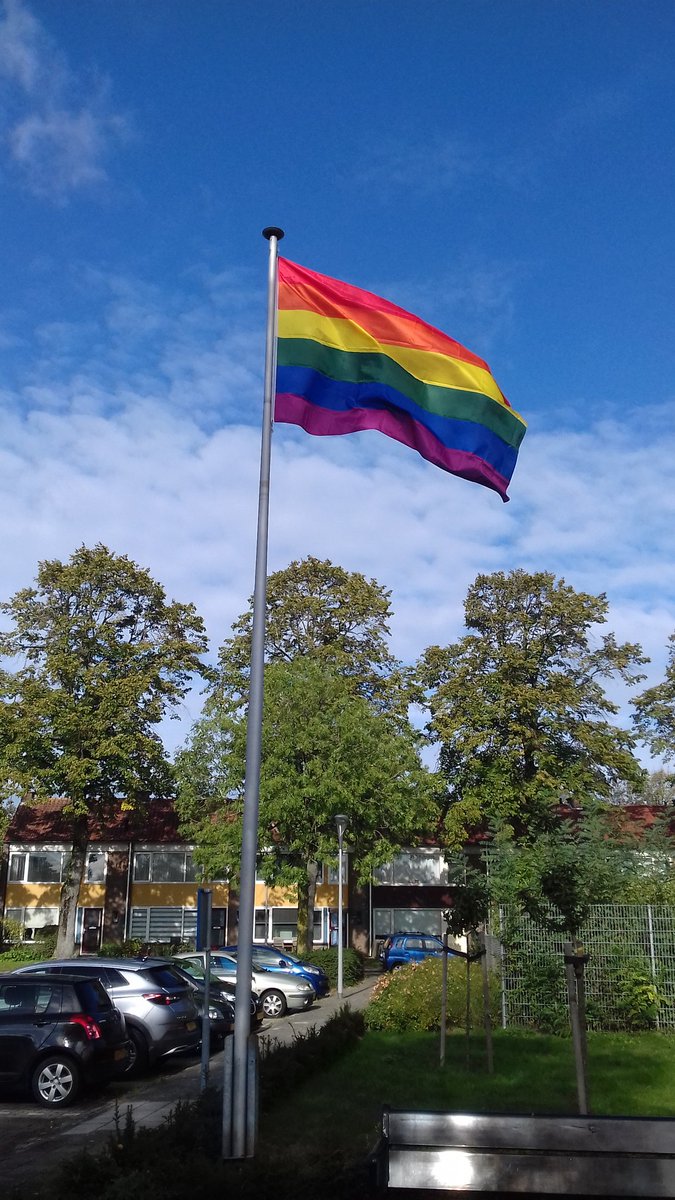 Ook bij <a href="/HetOosthonk/">Het Oosthonk</a> , thuisbasis van de Roze Soos, wappert de regenboogvlag. Helaas gaat de Roze Soos vanmiddag niet door. #ComingOutDay #regenboogvlag <a href="/gemTiel/">gemeente Tiel</a>
