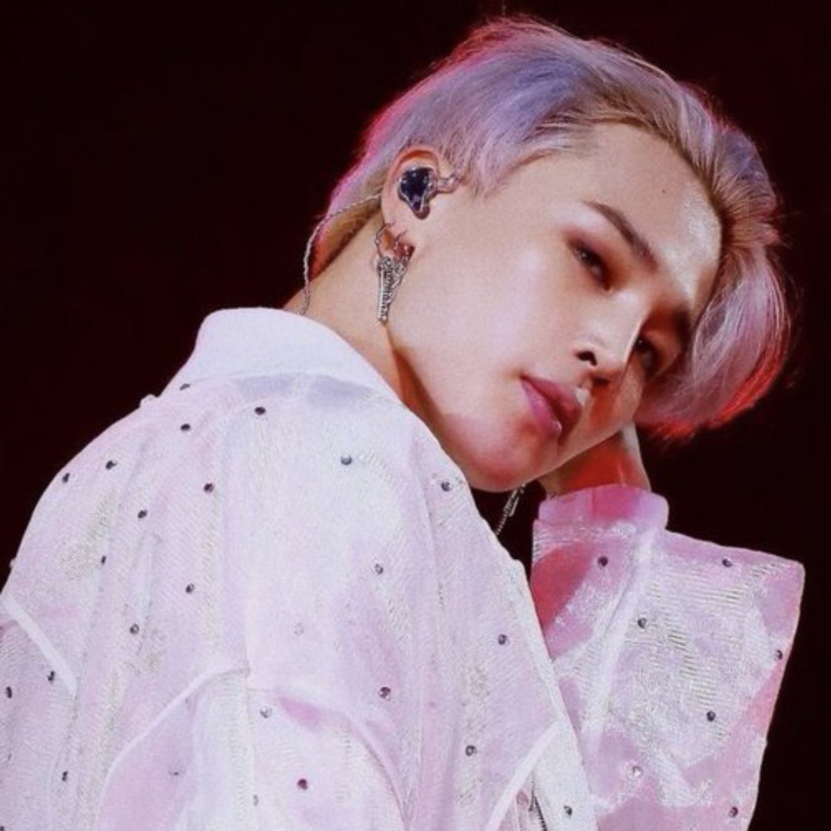 lovelyfilter's tweet photo. It’s just smthg about jimin’s gaze and smokey eye makeup https://t.co/vRJ1IJwuVY