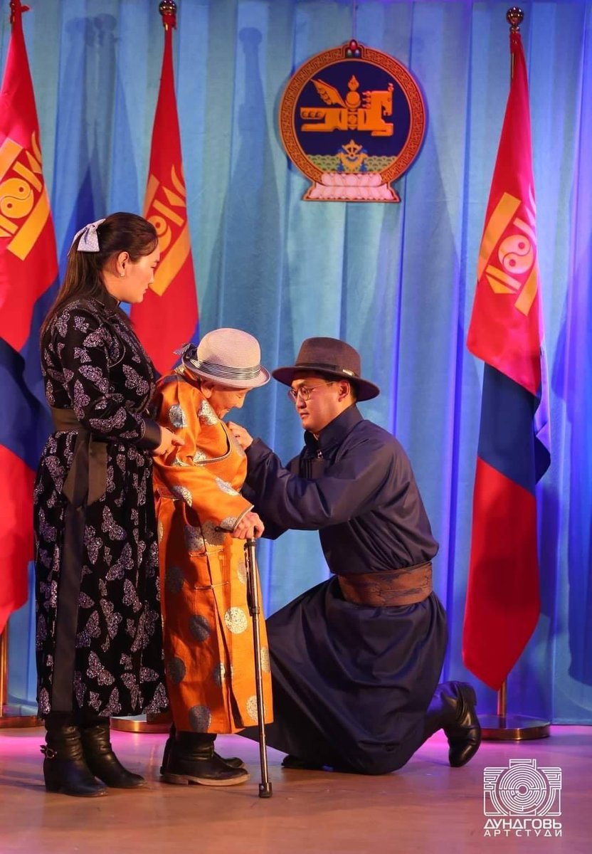 Монгол Улсын Ерөнхийлөгчийн Тамгын газрын дарга Ө.Шижир Дундговь аймагт ажиллах үеэр...

Сөхөрч сууж байгаад тэмдэг зүүж байсан даргыг харж байгаагүй юм байна! 
Залуу хүний хандлага, мэдрэмж, хүндлэл 👏🏼👏🏼👏🏼