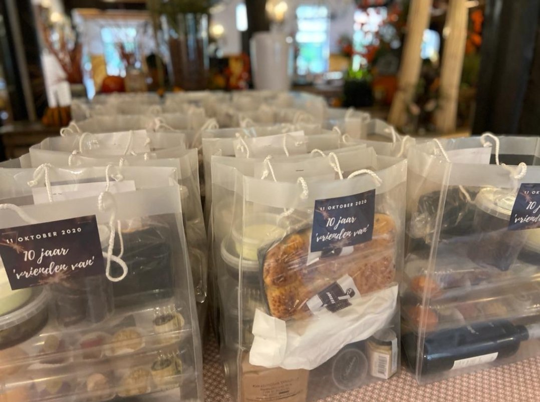 HuisaandeVecht's tweet photo. 10 jaar geleden werd de St.Vrienden van #Hospice @HuisaandeVecht opgericht. Het feestje ging niet door maar afgelopen vrijdag werden alle #vrijwilligers verrast met een #tapastas vol lekkernijen uit de regio om zo, geheel #Coronaproof, hun eigen feestje in kleine kring te vieren https://t.co/Qic89AMR81