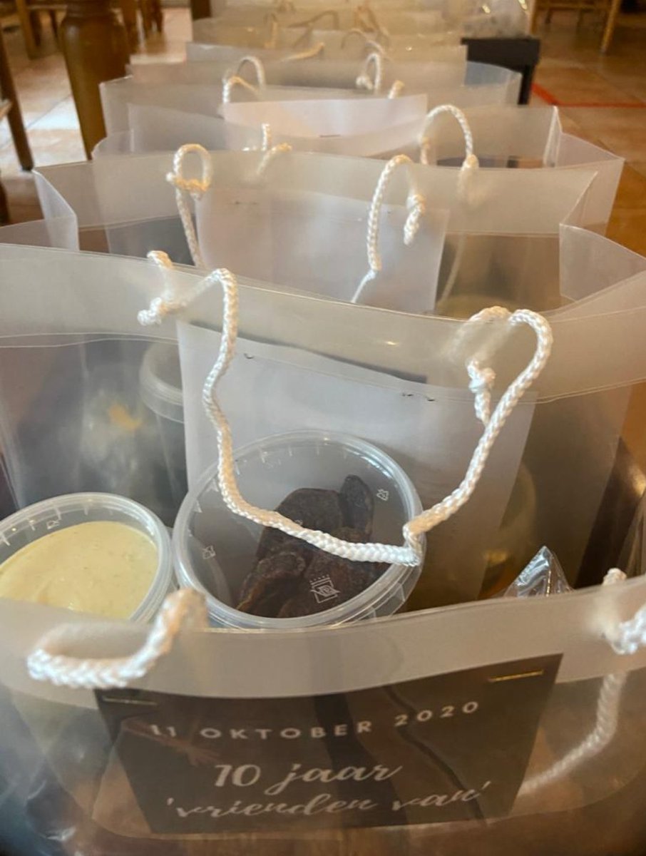 HuisaandeVecht's tweet photo. 10 jaar geleden werd de St.Vrienden van #Hospice @HuisaandeVecht opgericht. Het feestje ging niet door maar afgelopen vrijdag werden alle #vrijwilligers verrast met een #tapastas vol lekkernijen uit de regio om zo, geheel #Coronaproof, hun eigen feestje in kleine kring te vieren https://t.co/Qic89AMR81