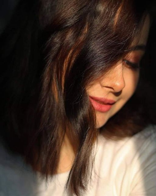 "الوجوه المبتسمة ، لا تعني اختفاء الأحزان بل تعني أن أصحابها قادرون على التعامل معها."