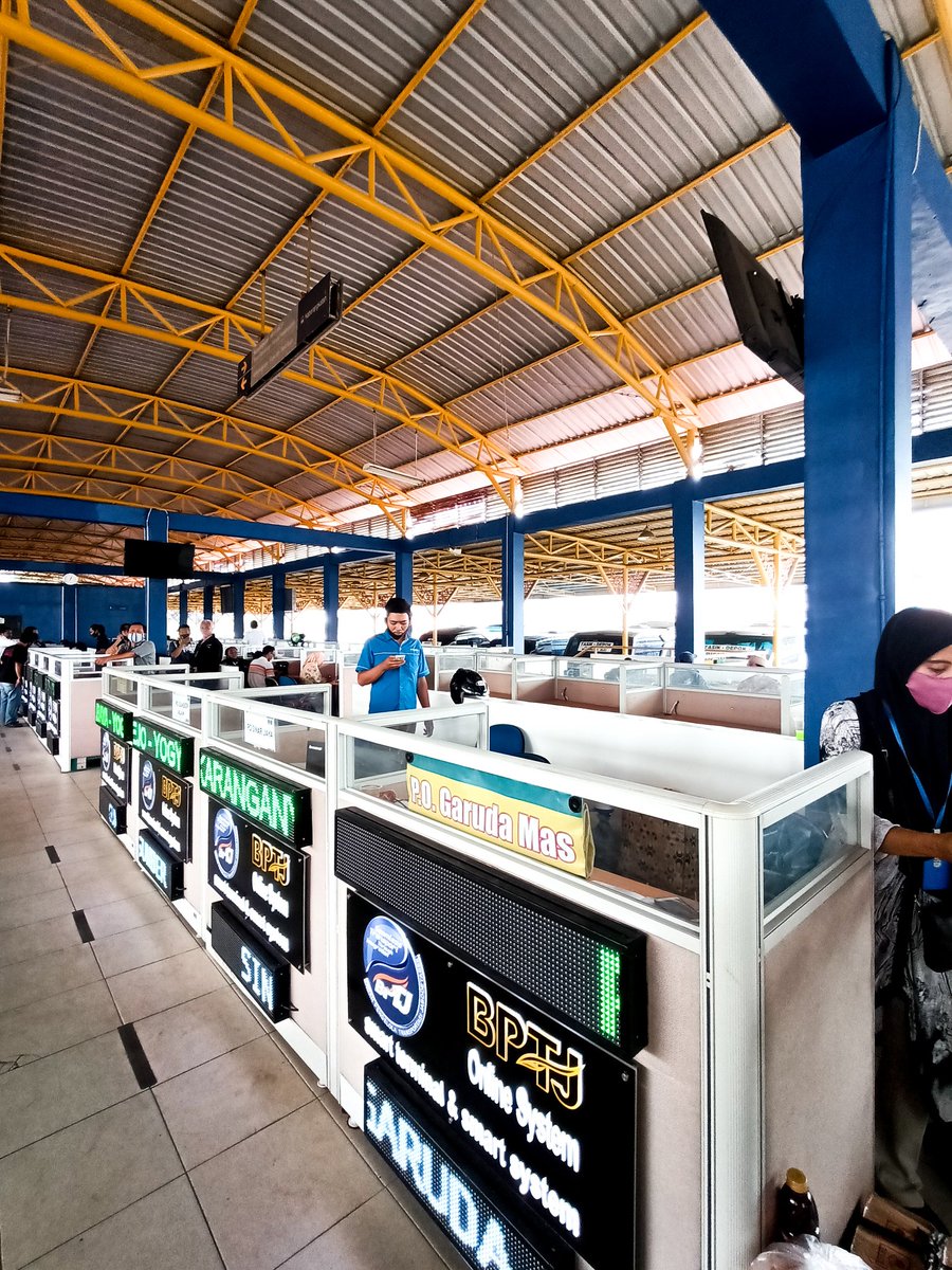 budichexo's tweet photo. Kalau mau beli tiket bisa langsung Di loket resminya. Belinya sesuai bus dan tujuan kamu ya #BPTJKemenhub #NgobrasJatijajar @bptj151 https://t.co/8kOkkwGReG