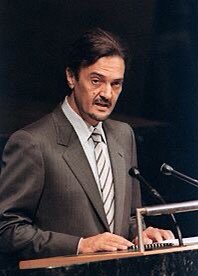 الله يرحمه ويسكنه فسيح جناته كان خير ممثل للوطن في المحافل الدولية ووضح السياسة الخارجية للملكة العربية السعودية المستندة لكتاب الله وسنة نبيه وبما يخدم المملكة والامة العربية والاسلامية ووضع بصمته في السياسة الخارجية وكل من تخرج من مدرسته اثبتوا جدارتهم 🍏🇸🇦#سعود_الفيصل