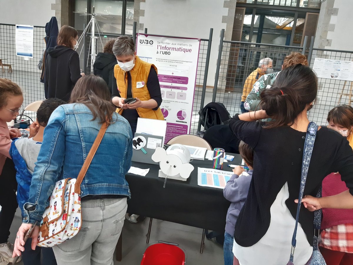 Quelques photos souvenirs à partager prises hier aux Capucins pour la fête de la science <a href="/ABroussailles/">Association_Broussailles</a>  <a href="/UBO_UnivBrest/">UBO - Univ. Brest</a> <a href="/Oceanopolis_/">Océanopolis Brest</a>