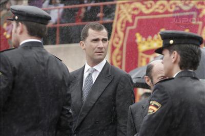 JupolNacional's tweet photo. 11 de octubre de 2006, el entonces Principe Felipe presidió la Jura de la Promoción XXB de Escala Básica, en Ávila.

Cayó un tremendo aguacero, las “autoridades” se protegían...

Felipe no utilizó ningún paraguas, “si estos hombres y mujeres se mojan, yo también”.🙌💙

VIVA 👑🇪🇸 https://t.co/s4PWYQ9gWX