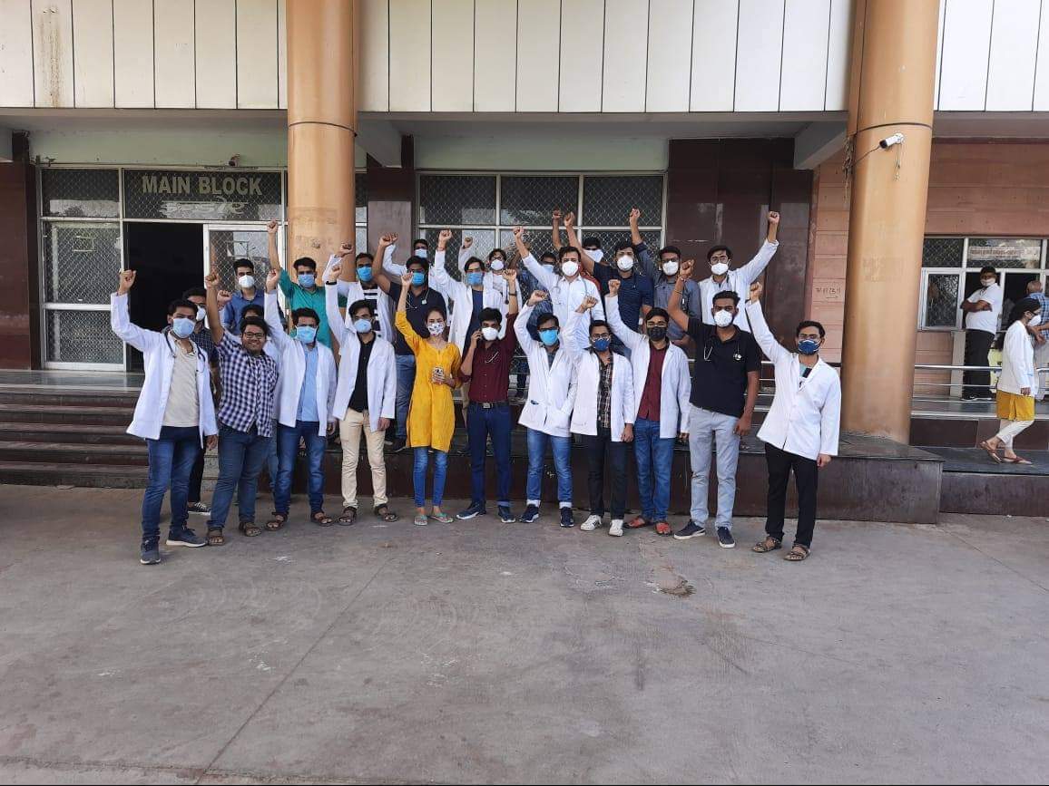 DrBhamoo's tweet photo. सम्पूर्ण राजस्थान के इंटर्न डॉक्टर अपने उचित मानदेय की मांग को लेकर हड़ताल पर है मुख्यमंत्री जी संज्ञान ले। मात्र 7000 रुपये
@ashokgehlot51 @DrKirodilalBJP @DrSatishMeena @RaghusharmaINC @GovindDotasra @sarkari_doctor https://t.co/87mwtuEY60