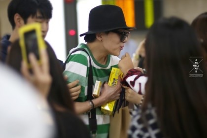 Managers making sure to put their hands on him  #SEUNGYOON  #강승윤  @official_yoon_