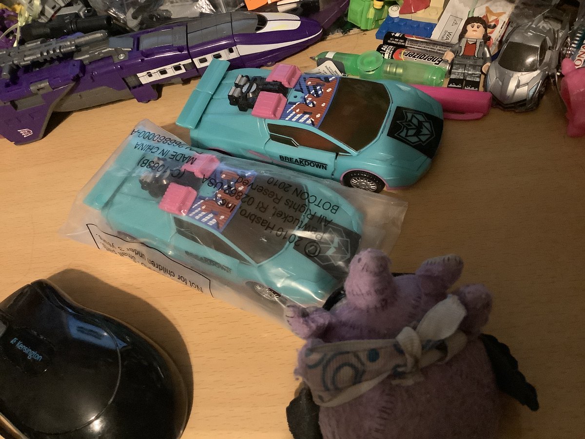 Transfan2's tweet photo. @NightShiningPR @JesseWittenrich @BotCon
PuggleIDWGalvy: I visited #TransformersG2 Universe Again Tonight&Saw #G2Breakdown(#Botcon2010) Again! 2 BKDs with 2 Different Logos! #PugglesTalk #Transformers #GalvyG2 #TransformersGeneration2 #Stunticons #G2Stunticons https://t.co/Lk5KLVNPPL
