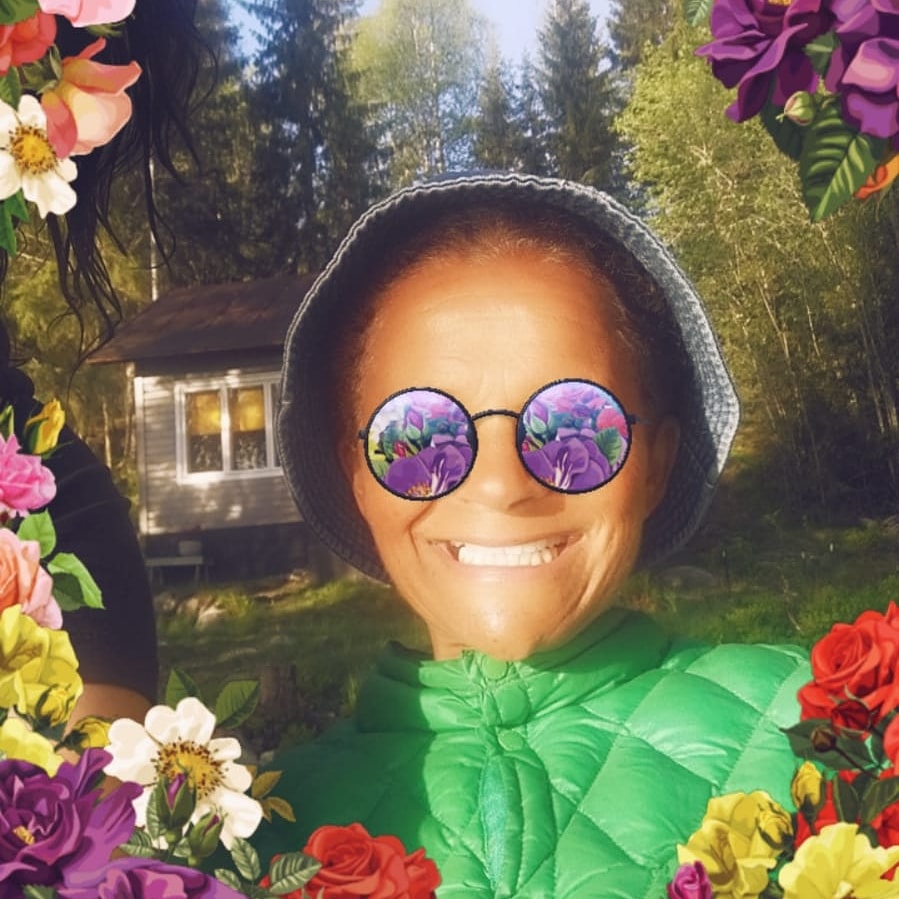 #tyttöjenpäivä'n teemana on verkkohäirintä. Erityisesti vähemmistöihin kuuluvat tytöt tulevat häirityiksi somessa. Puututaan häirintään! Plan.fi #tyttoejenpuolella