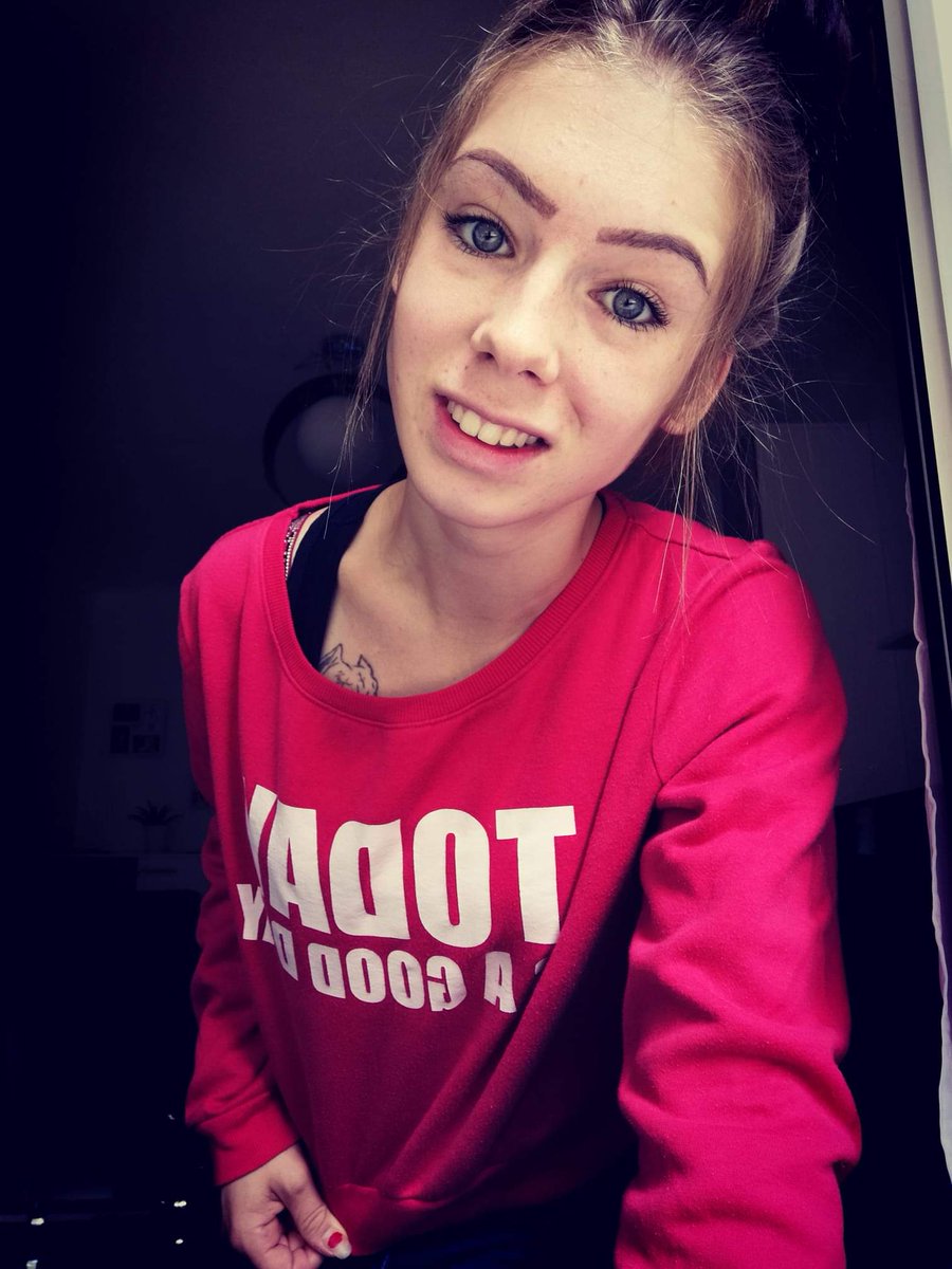 FindomPamela's tweet photo. Sonntag tag der Langeweile ihr #Loser. Ihr wisst was dass heisst Antreten ihr dreckigen #Maden 
#Blackmail #Femdom #Findom #Fickfehler #Moneydom https://t.co/UI1qhrIUNN