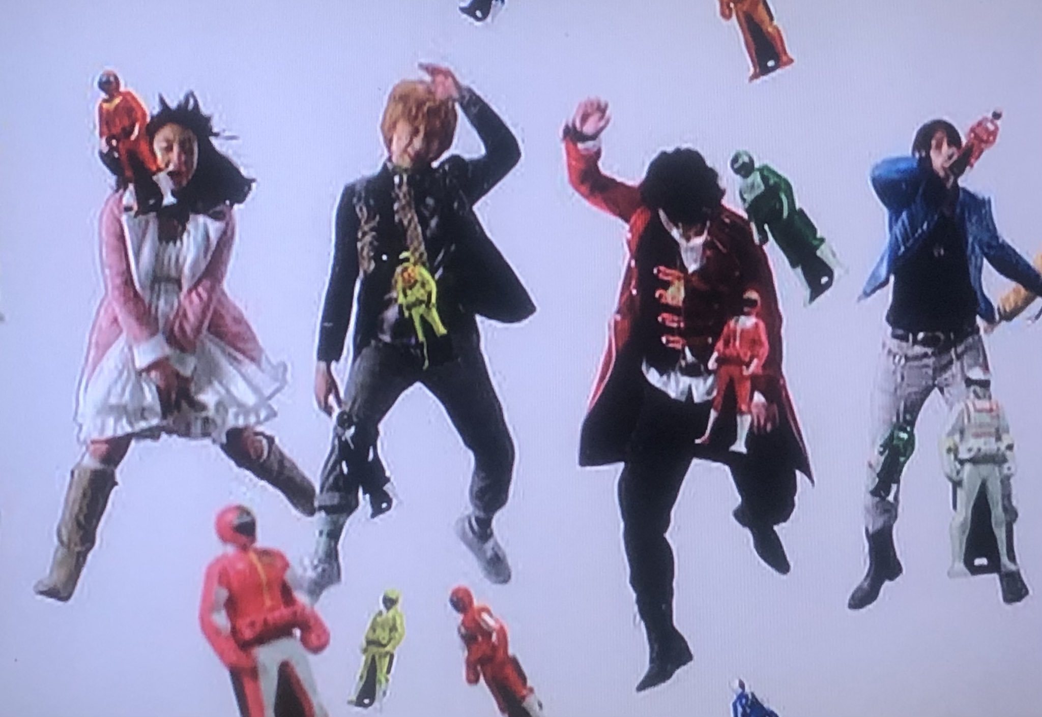 ころも ちょっとツッコミたくなる特撮主題歌op パート8 海賊戦隊ゴーカイジャー 歌詞の 欲しけりゃその手で掴め あたりの映像で宙に浮いてたメンバーがいきなり落ちます 唯一スカートのアイムちゃん スカートがめくれないよう慌てて押さえる ころも ちょっとツッコミたくなる特撮主題歌op パート8 海賊戦隊ゴーカイジャー 歌詞の 欲しけりゃその手で掴め あたりの映像で宙に浮いてたメンバーがいきなり落ちます 唯一スカートのアイムちゃん スカートがめくれないよう慌てて押さえる