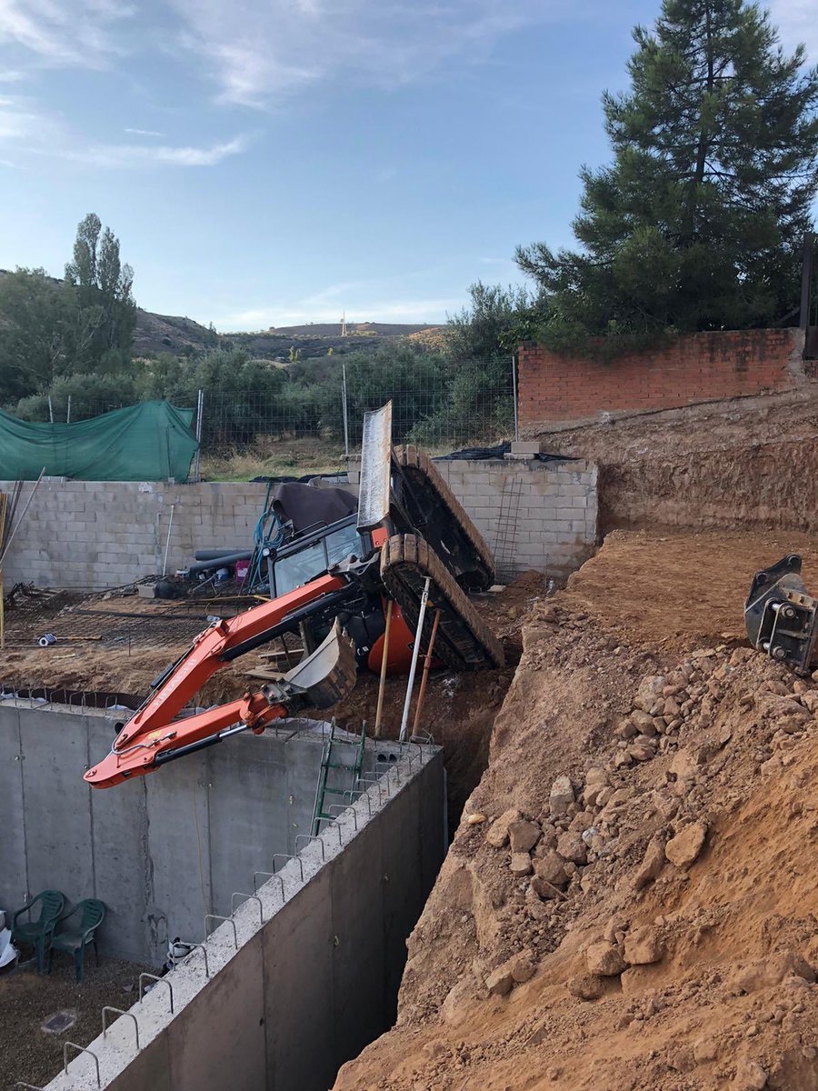 Esta semana atendimos *ACCIDENTE LABORAL* por vuelco de excavadora. Por suerte sin consecuencias graves.