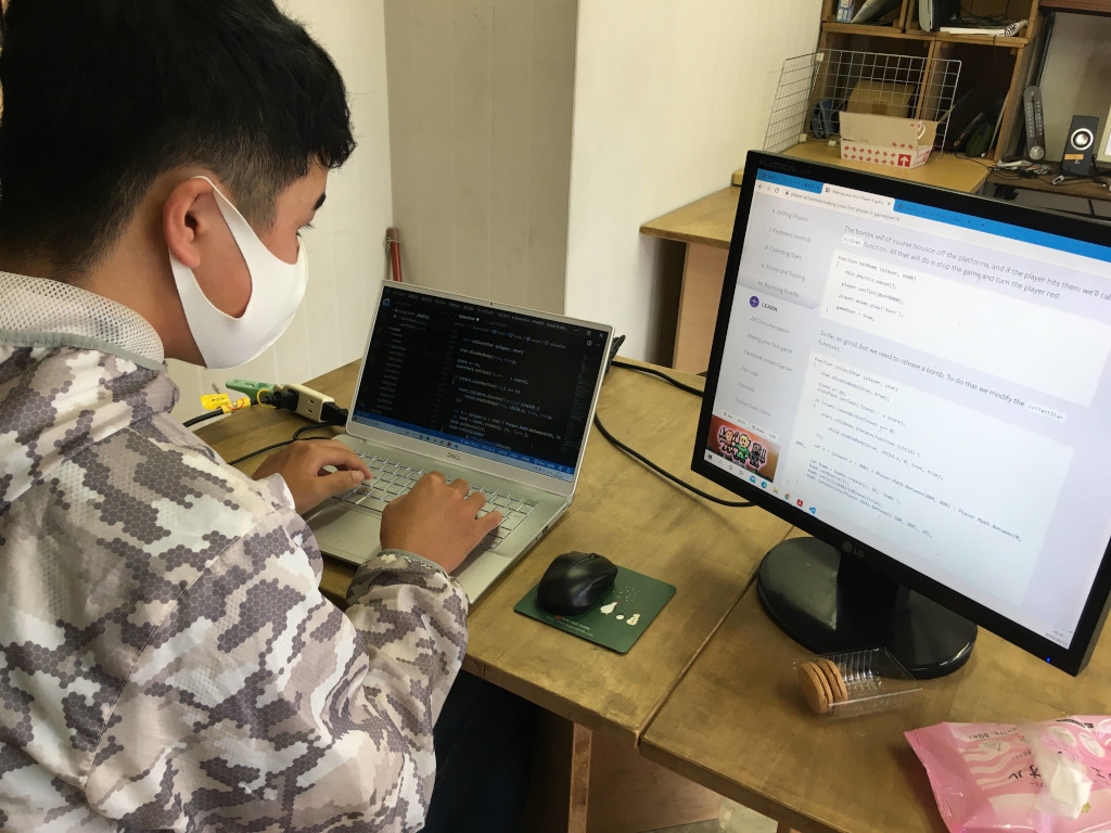 fku_mnk's tweet image. 人が少ない時限定・デュアルモニタの術。
これは実際にコードを書き始めた人にのみ現れる特権、うっかりデバッグが発動している様子です。
ソースコードは間違っていないのに、何かが間違っているアレですね。だいたい自分が間違っていてウヘヘ。
#CoderDojo紫雲