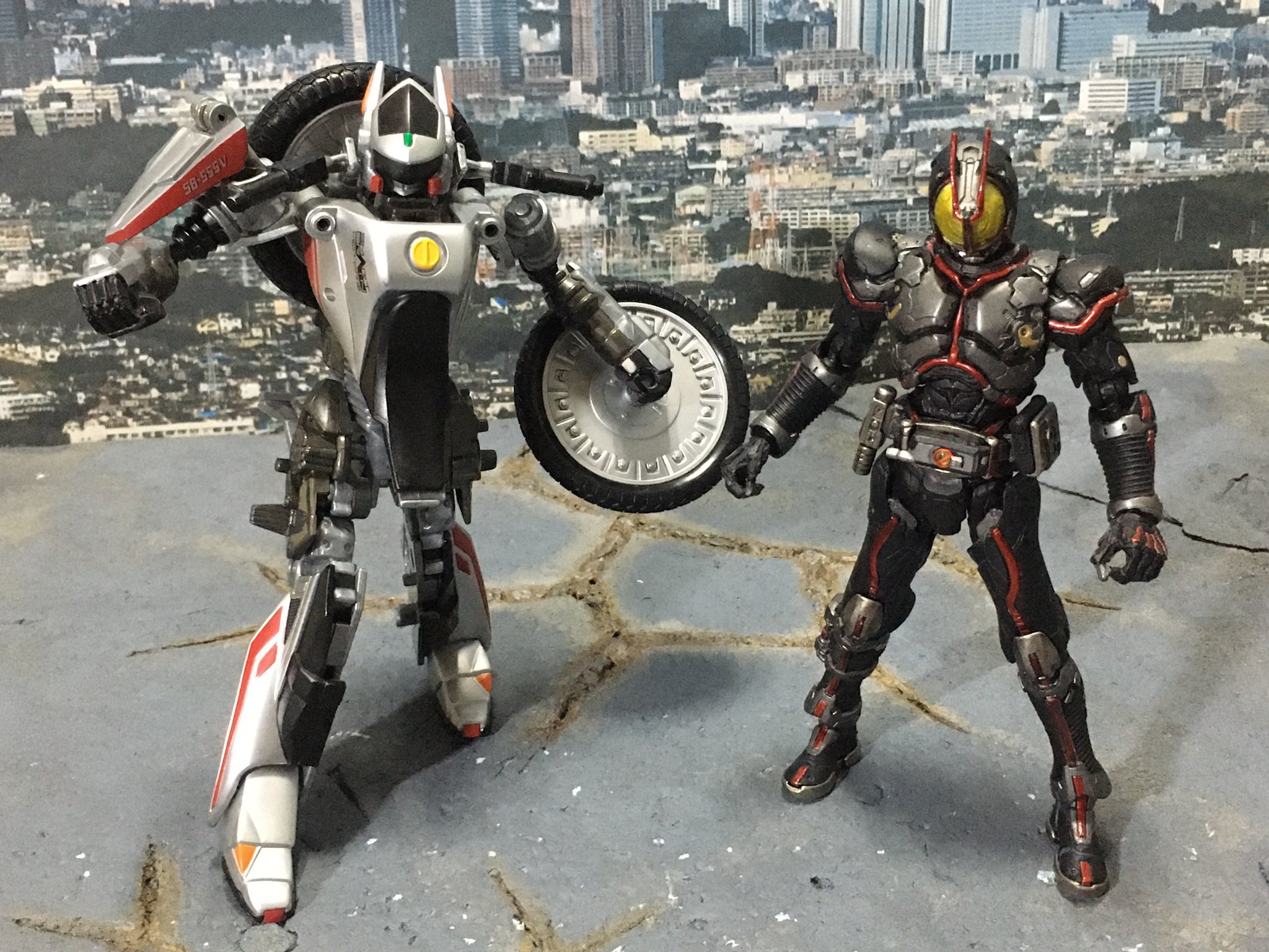タカ Kom おもちゃ撮影会 お題 バイク 蹴られてバイクに変形 たっくんに雑に扱われちゃうオートバジン 仮面ライダー555 仮面ライダーファイズ 仮面ライダー オートバジン Sic T Co Iirqcrkctt Twitter