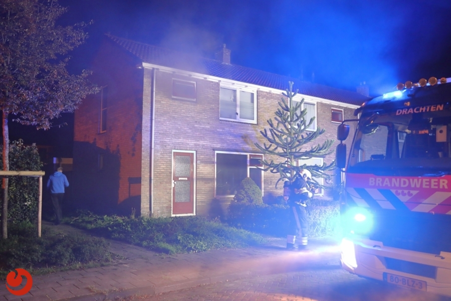 Veel rook bij woningbrand; mogelijk brandstichting